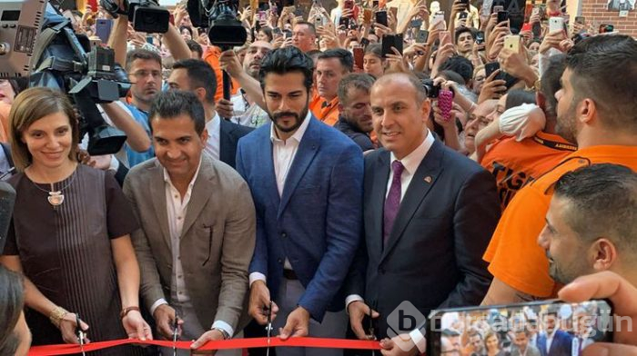  Burak Özçivit, hayranlarından yoğun ilgi gördü