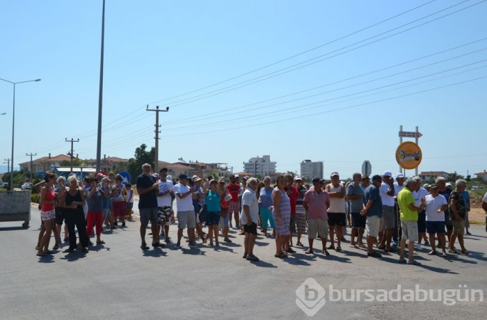 Ayvalık'ta yazlıkçılar yol kapattı 