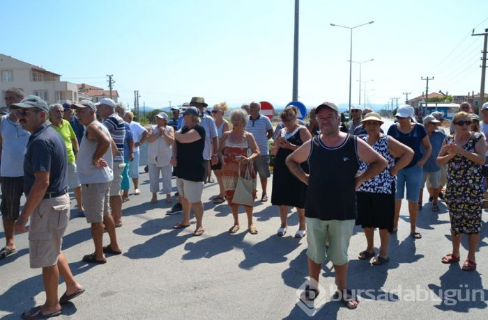 Ayvalık'ta yazlıkçılar yol kapattı 