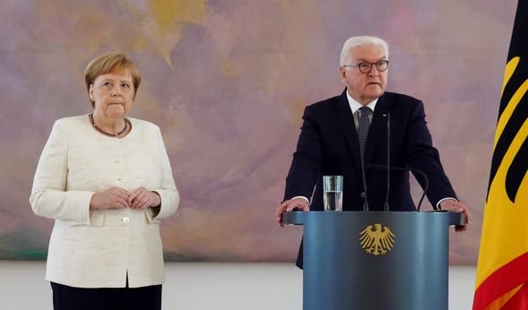 Yine aynı şey oldu: Merkel titreme nöbeti geçirdi!

