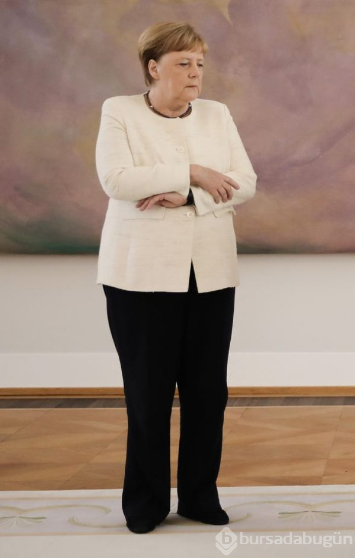 Yine aynı şey oldu: Merkel titreme nöbeti geçirdi!
