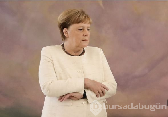 Yine aynı şey oldu: Merkel titreme nöbeti geçirdi!
