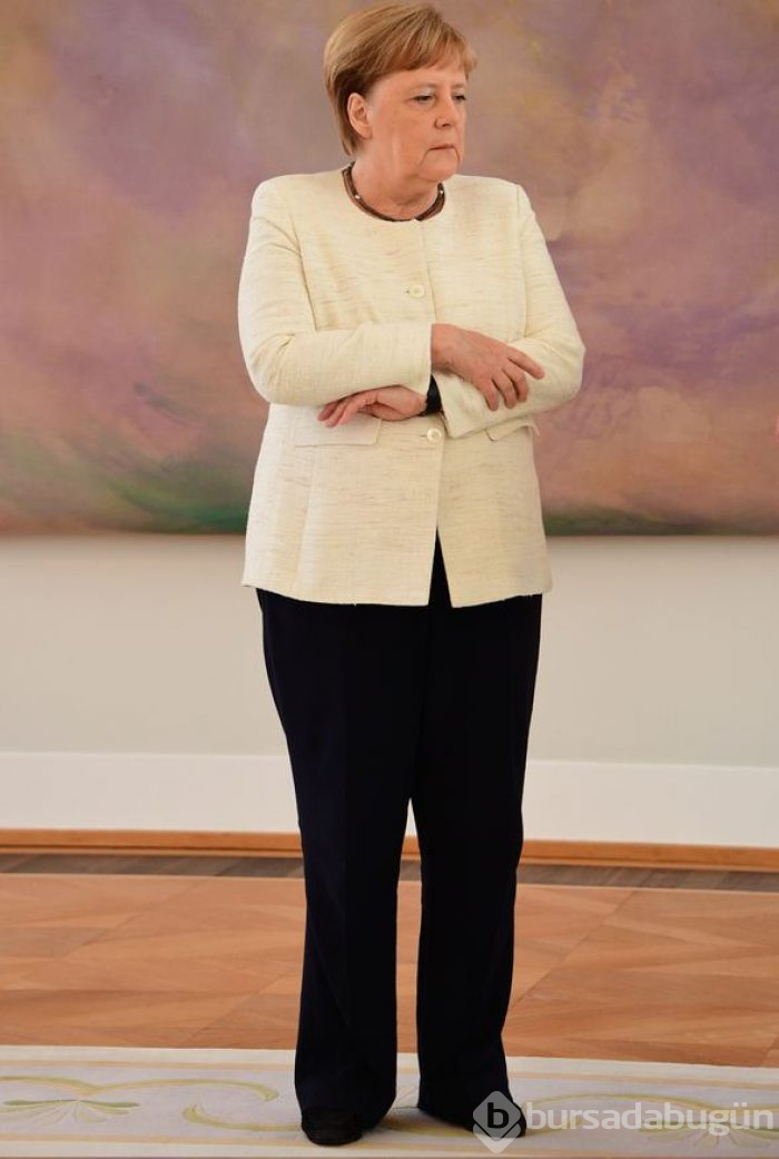Yine aynı şey oldu: Merkel titreme nöbeti geçirdi!
