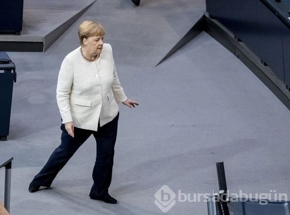 Yine aynı şey oldu: Merkel titreme nöbeti geçirdi!
