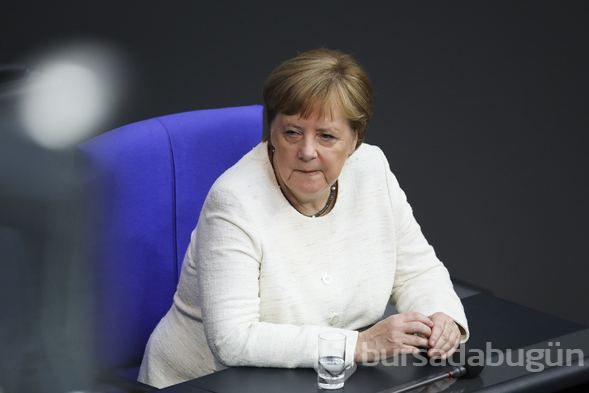 Yine aynı şey oldu: Merkel titreme nöbeti geçirdi!
