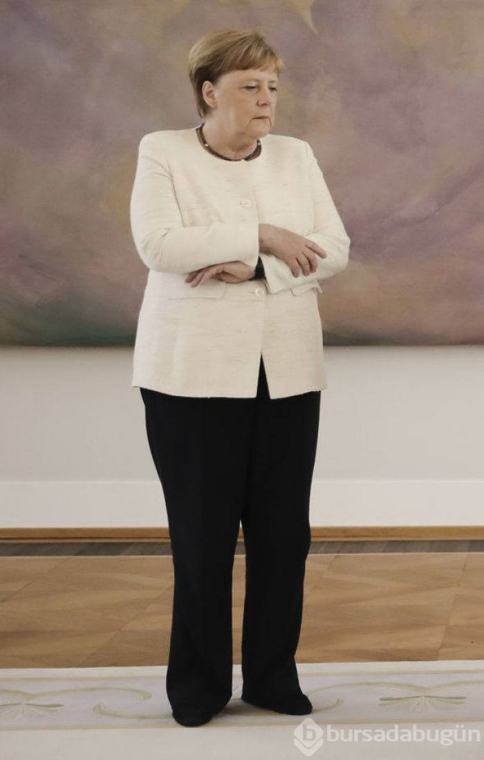 Yine aynı şey oldu: Merkel titreme nöbeti geçirdi!
