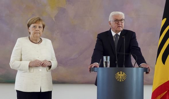Yine aynı şey oldu: Merkel titreme nöbeti geçirdi!
