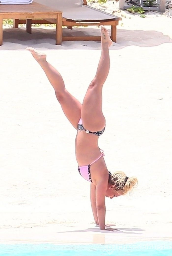 Britney Spears plajda akrobasi yaptı