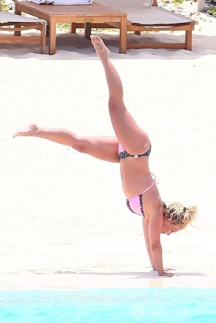 Britney Spears plajda akrobasi yaptı