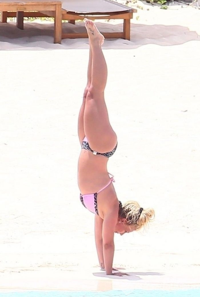 Britney Spears plajda akrobasi yaptı