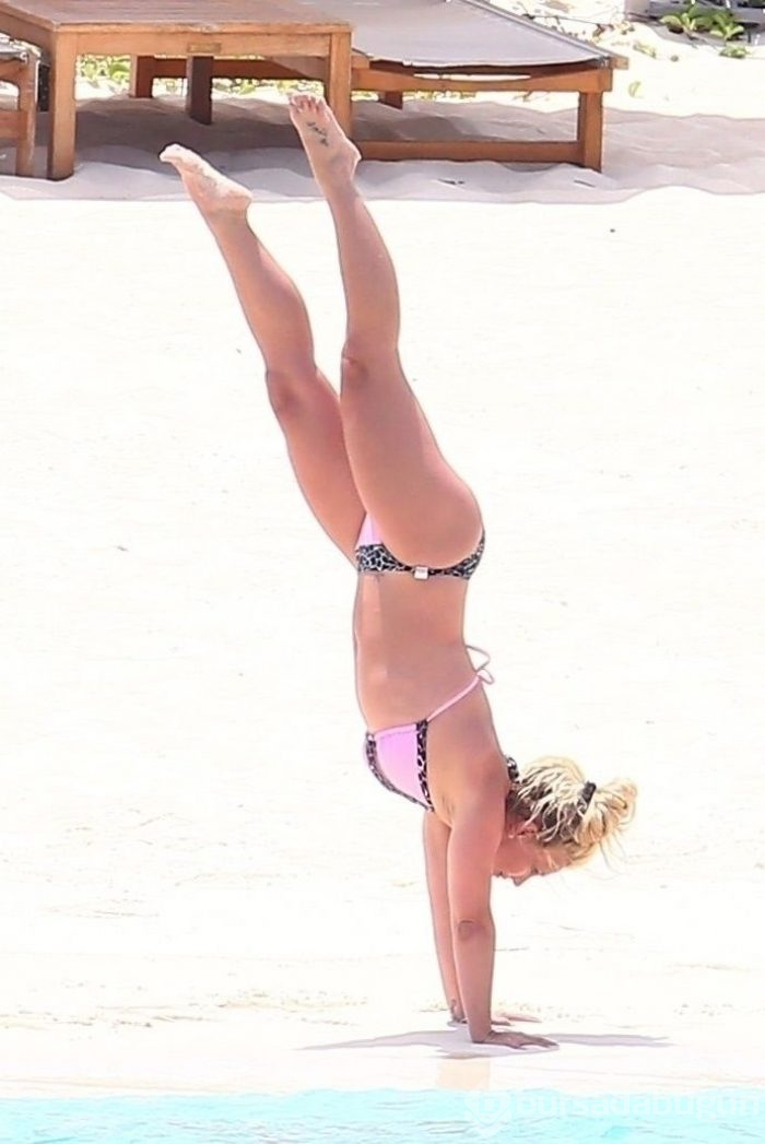 Britney Spears plajda akrobasi yaptı