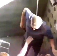 Yengelerini dövüp bıçakla saldırdı!