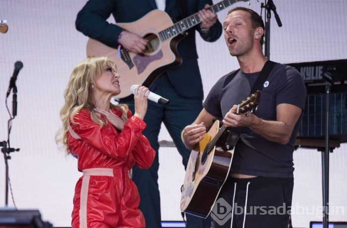 Kylie Minogue Glastonbury Festivali'nde ağladı