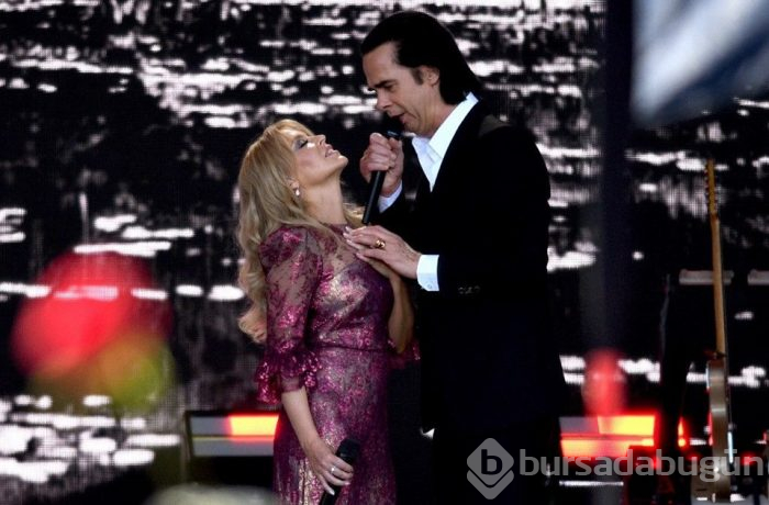 Kylie Minogue Glastonbury Festivali'nde ağladı