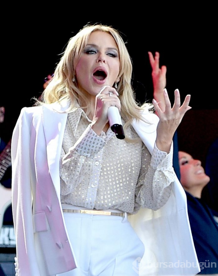 Kylie Minogue Glastonbury Festivali'nde ağladı