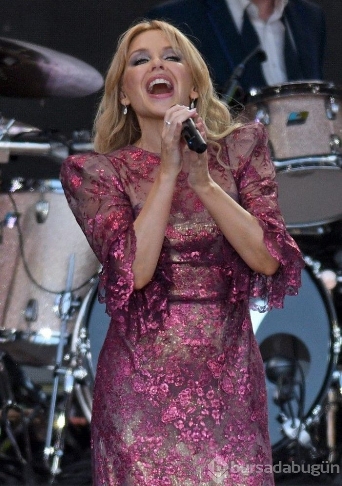 Kylie Minogue Glastonbury Festivali'nde ağladı