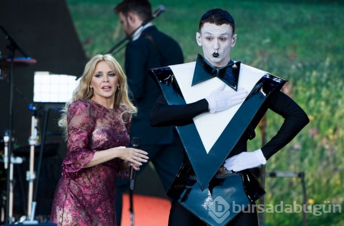 Kylie Minogue Glastonbury Festivali'nde ağladı