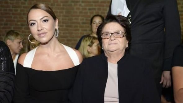 Hadise'den annesi Gülnihal Açıkgöz'e tatil