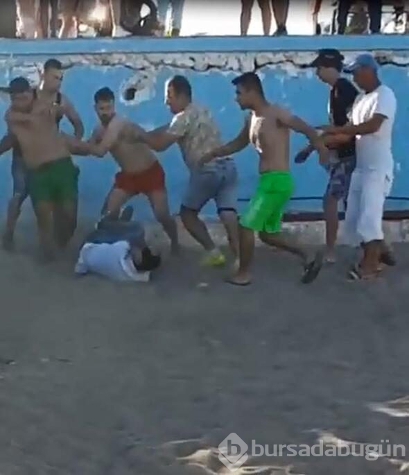 Bankta oturan eşini dövdüler