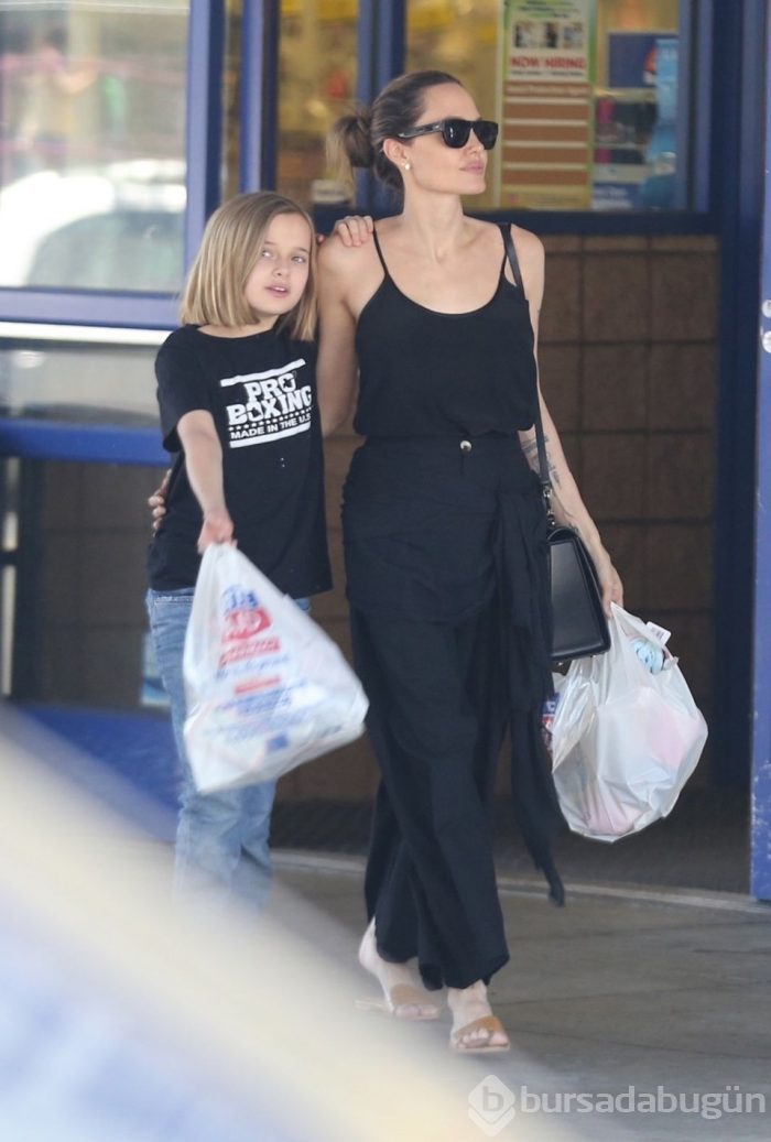 Angelina Jolie kızı Vivienne ile alışverişte