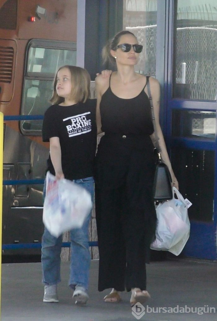 Angelina Jolie kızı Vivienne ile alışverişte