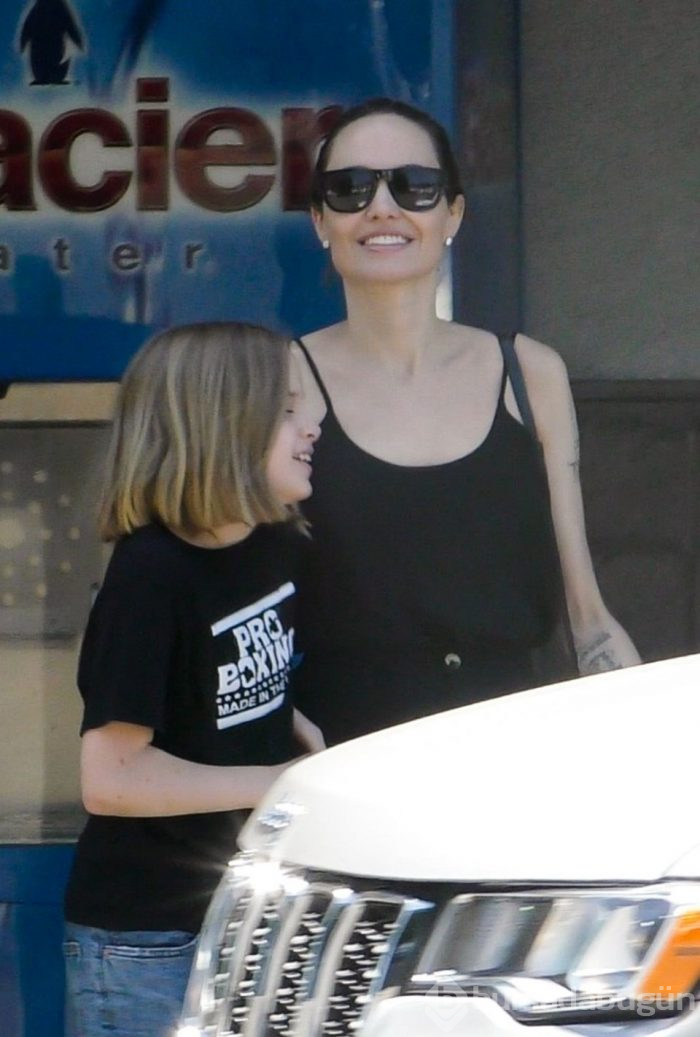 Angelina Jolie kızı Vivienne ile alışverişte