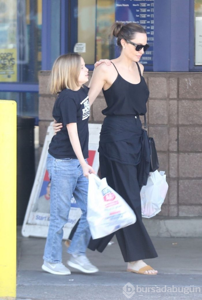Angelina Jolie kızı Vivienne ile alışverişte