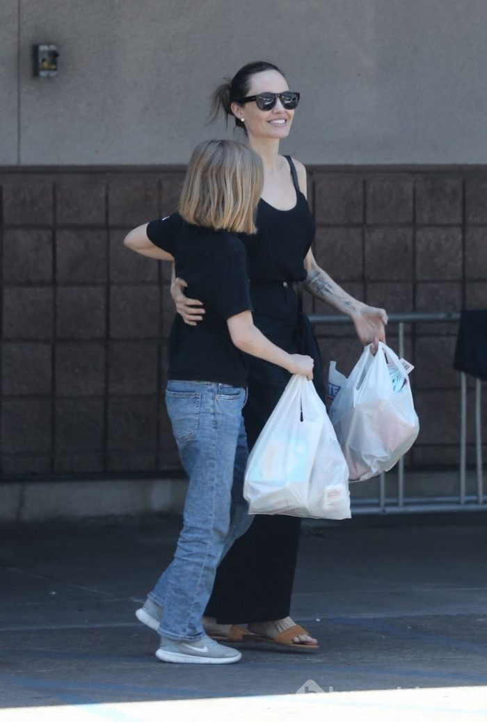 Angelina Jolie kızı Vivienne ile alışverişte