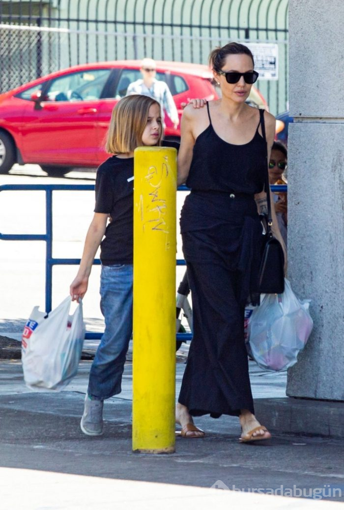 Angelina Jolie kızı Vivienne ile alışverişte