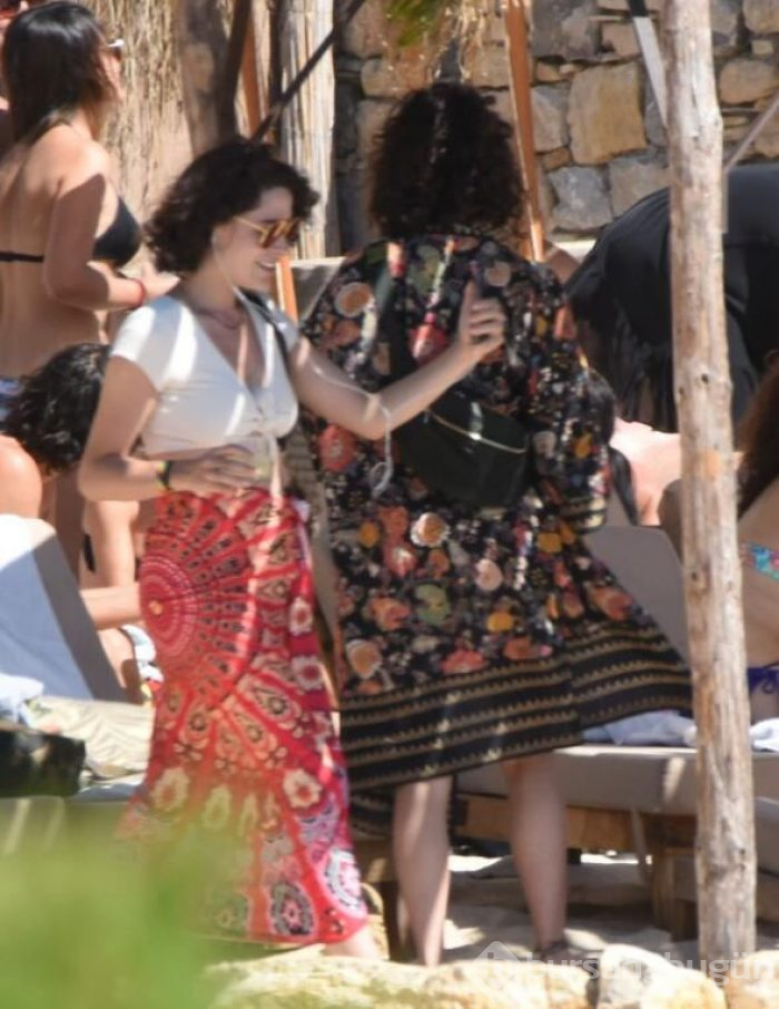 Beren Saat arkadaşlarıyla tatilde!