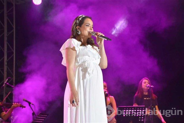 Ünlü sanatçı karnı burnunda konser verdi