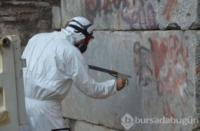 Bursa'da 2 bin yıllık surlara sprey boyayla yazı yazdılar