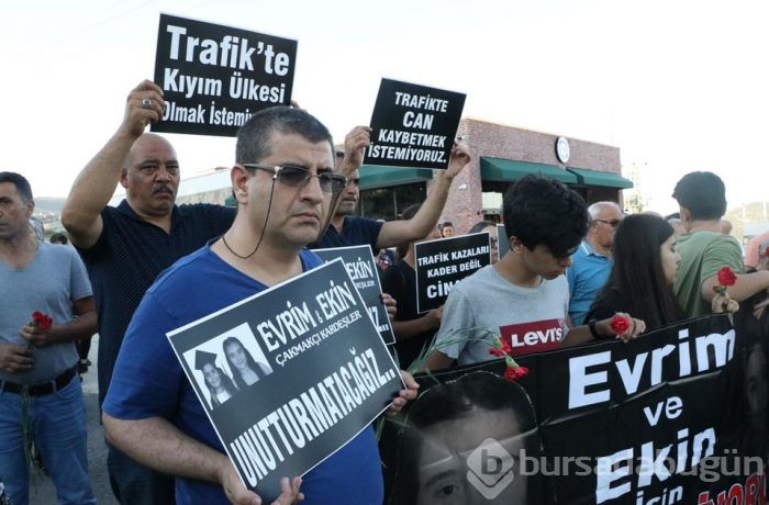 Otomobilin çarptığı Evrim ve Ekin kardeşler gözyaşlarıyla anıldı