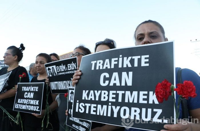 Otomobilin çarptığı Evrim ve Ekin kardeşler gözyaşlarıyla anıldı