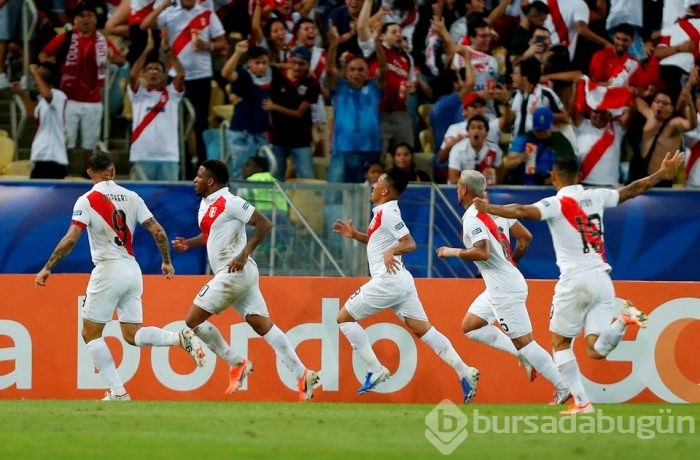 Stephanie Cayo'dan Peru'ya öpücük mesajı