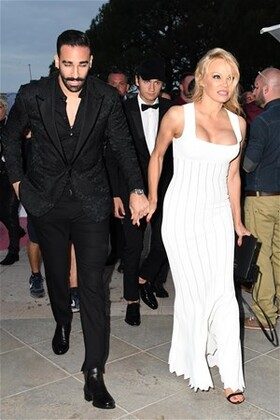 Pamela Anderson şiddet mi gördü?
