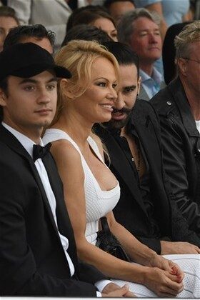Pamela Anderson şiddet mi gördü?
