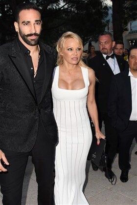 Pamela Anderson şiddet mi gördü?
