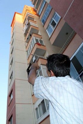 Çatıda boynuna ip dolandı, 10. katta sallandı
