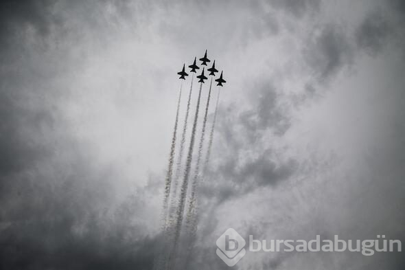 Jetler peş peşe havalandı! Milyonlar sokaklara akın etti
