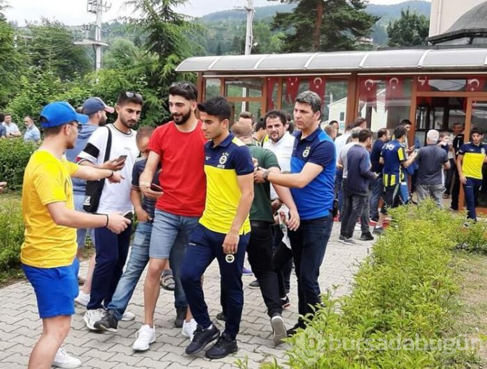Fenerbahçeli futbolculara Cuma Namazı çıkışında yoğun ilgi