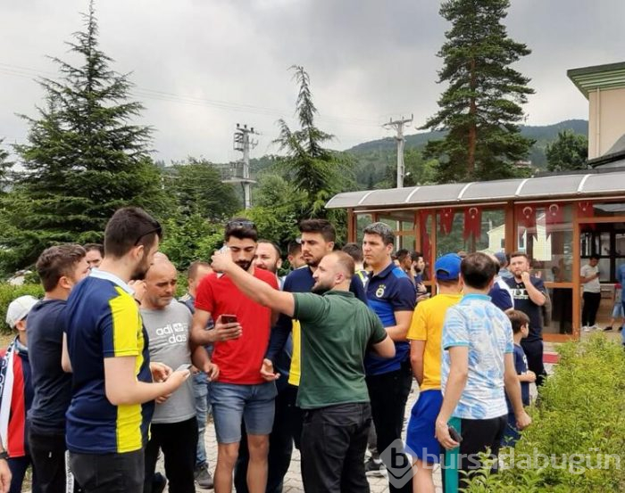 Fenerbahçeli futbolculara Cuma Namazı çıkışında yoğun ilgi