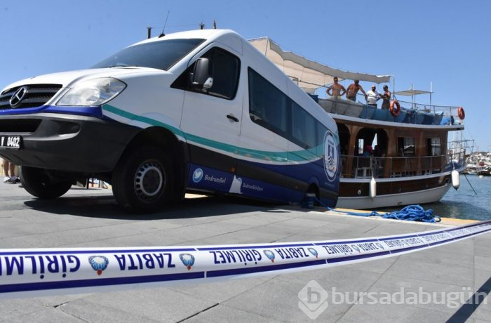 Bodrum'da minibüs denize düşmekten son anda kurtuldu