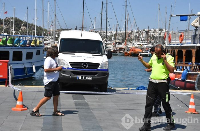 Bodrum'da minibüs denize düşmekten son anda kurtuldu
