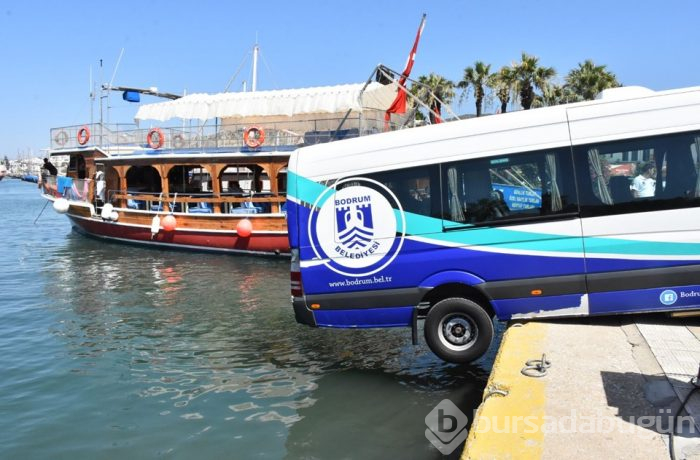 Bodrum'da minibüs denize düşmekten son anda kurtuldu