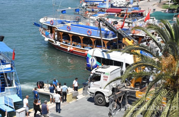 Bodrum'da minibüs denize düşmekten son anda kurtuldu