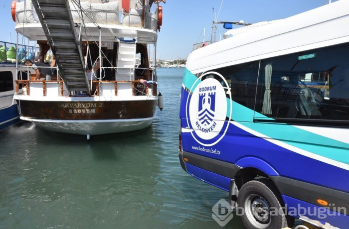 Bodrum'da minibüs denize düşmekten son anda kurtuldu