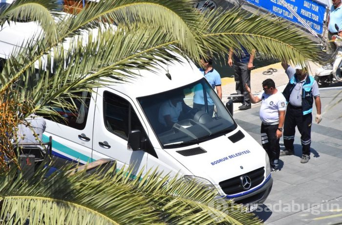Bodrum'da minibüs denize düşmekten son anda kurtuldu