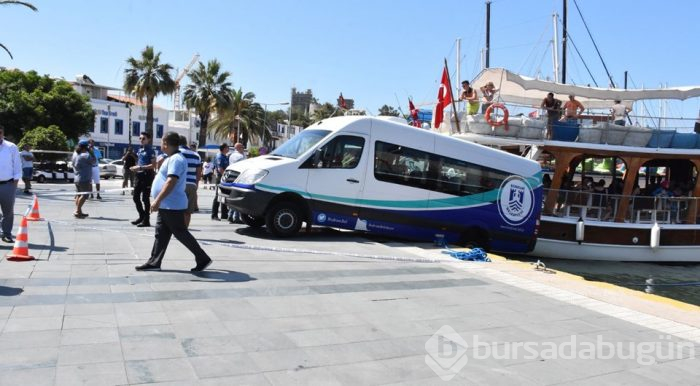 Bodrum'da minibüs denize düşmekten son anda kurtuldu