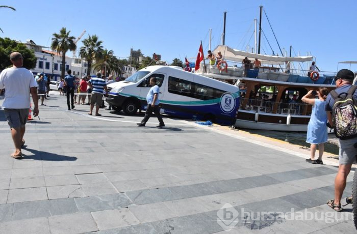 Bodrum'da minibüs denize düşmekten son anda kurtuldu